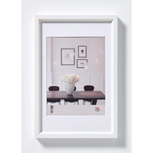 Weißer Kunststoff Bilderrahmen 10,5x15 cm mit schmalem Profil und Passepartout. Ideal für Fotos im Hochformat.