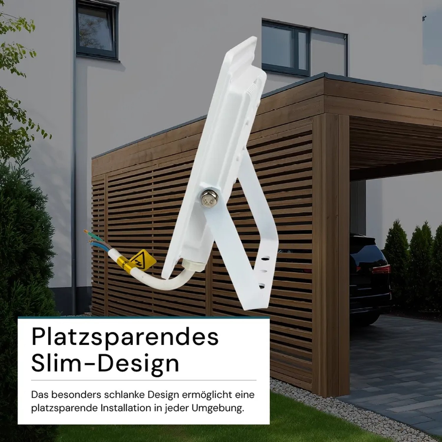 Weißer LUXULA LED Strahler 50W für Außen, Slim Design, mit Haltebügel vor Hauswand.