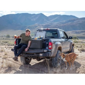Glacier 45 LEcoFlow Kompressor Kühlbox im Pickup-Ladebett, Mann und Hund im Outdoor-Camping-Einsatz. Mobile Kühlung.