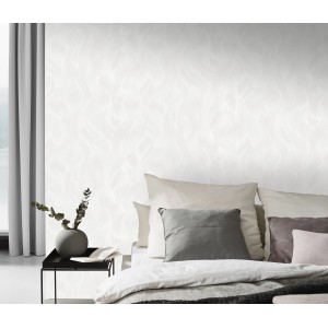 Erismann Vliestapete Elle Decoration mit Wellenmuster in Hellgrau an Schlafzimmerwand.