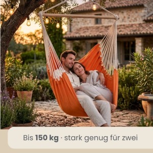Orangefarbener AMANKA Hängesessel aus Baumwolle mit Holzstab, in dem ein Paar im Garten entspannt. Belastbar bis 150 kg.