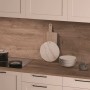 Küchenrückwand Kaindl Eiche Endgrain Cognac in moderner Küche mit Kochfeld und Zubehör.