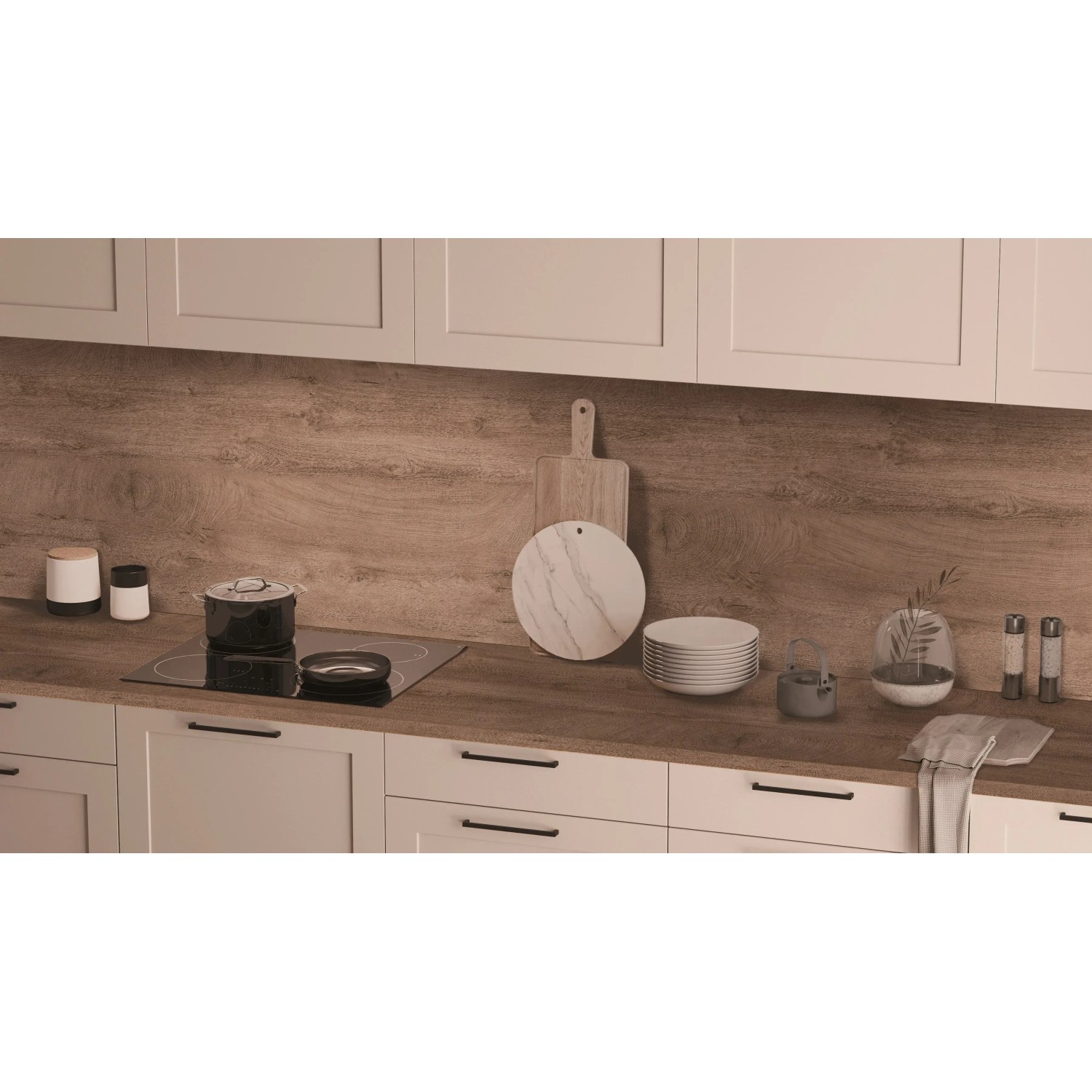 Küchenrückwand Kaindl Eiche Endgrain Cognac in moderner Küche mit Kochfeld und Zubehör.