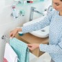 Verchromter Tesa Handtuchhalter Smooz mit zwei Armen im Badezimmer mit Handtüchern.