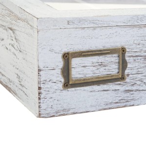 Detailaufnahme: Weiße MCW Aufbewahrungsbox im Shabby-Look mit Etikettenhalter.