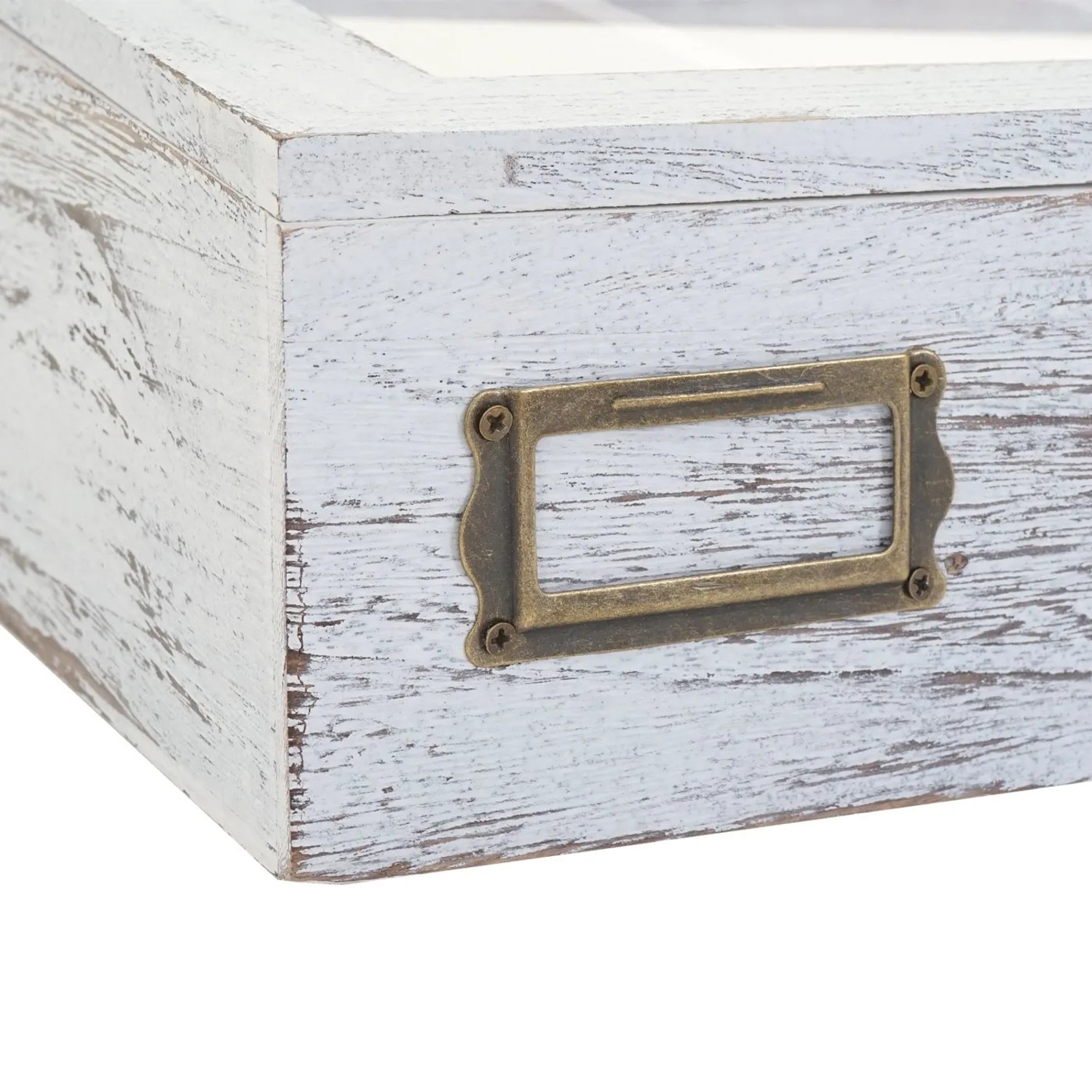 Detailaufnahme: Weiße MCW Aufbewahrungsbox im Shabby-Look mit Etikettenhalter.