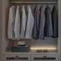 LED-Flexband Warmweiß im Kleiderschrank, selbstklebend, mit Bewegungssensor.