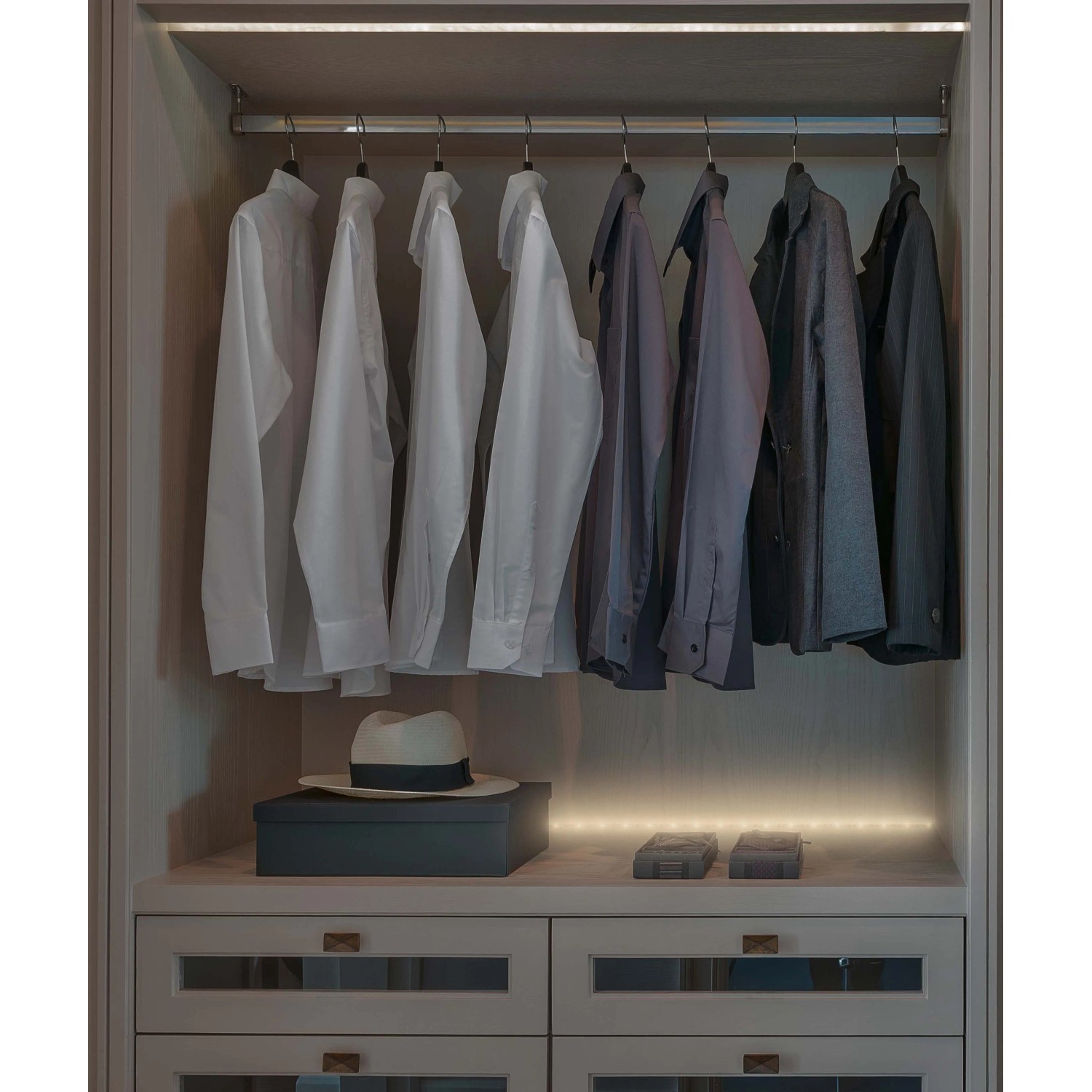 LED-Flexband Warmweiß im Kleiderschrank, selbstklebend, mit Bewegungssensor.