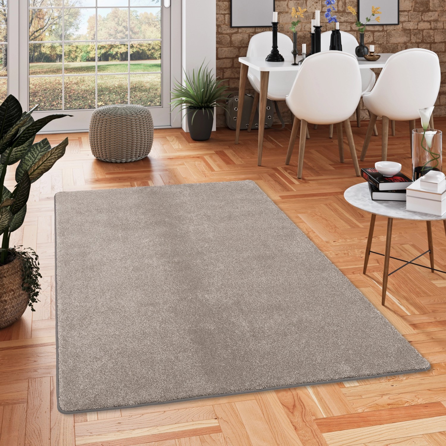 Snapstyle Hochflor Teppich Touch Taupe, 200x250 cm, im Wohnraum auf Holzboden.