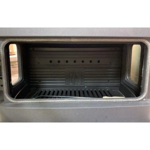 Brennraum des Plamen Gusskaminofen Authentic 50 mit Herdplatte, Detailansicht.