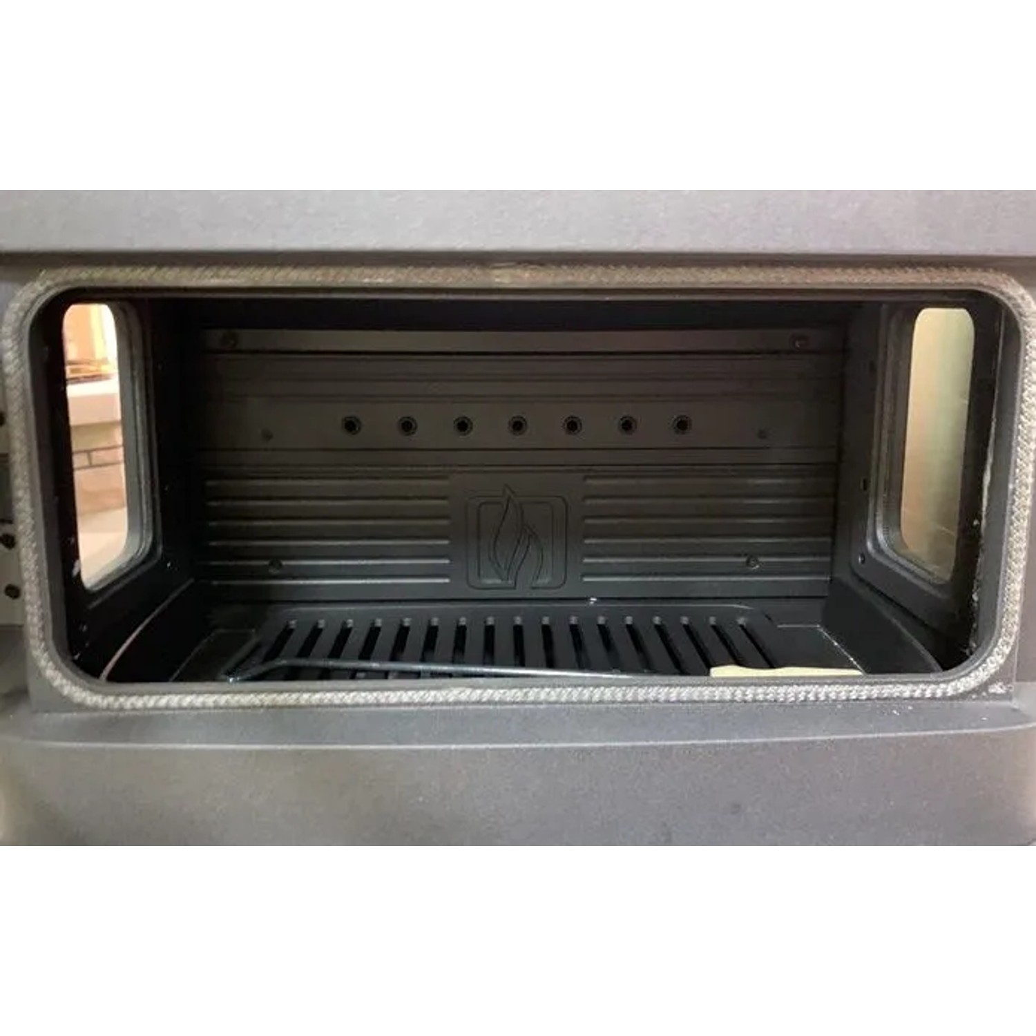 Brennraum des Plamen Gusskaminofen Authentic 50 mit Herdplatte, Detailansicht.