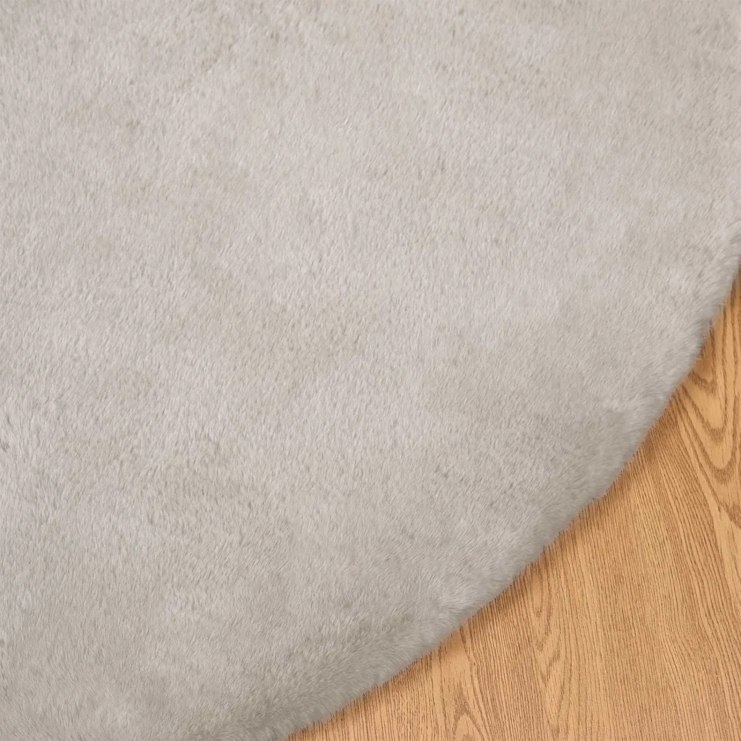 Beiger, runder vidaXL Kunstfell Teppich Hasen-Optik (Ø 160cm) auf Holzboden.