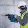 Handwerker bohrt mit dem Bosch Professional Akku-Bohrhammer GBH 18V-28 CF in Beton.