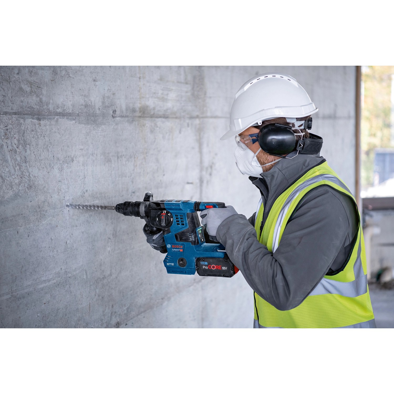 Handwerker bohrt mit dem Bosch Professional Akku-Bohrhammer GBH 18V-28 CF in Beton.