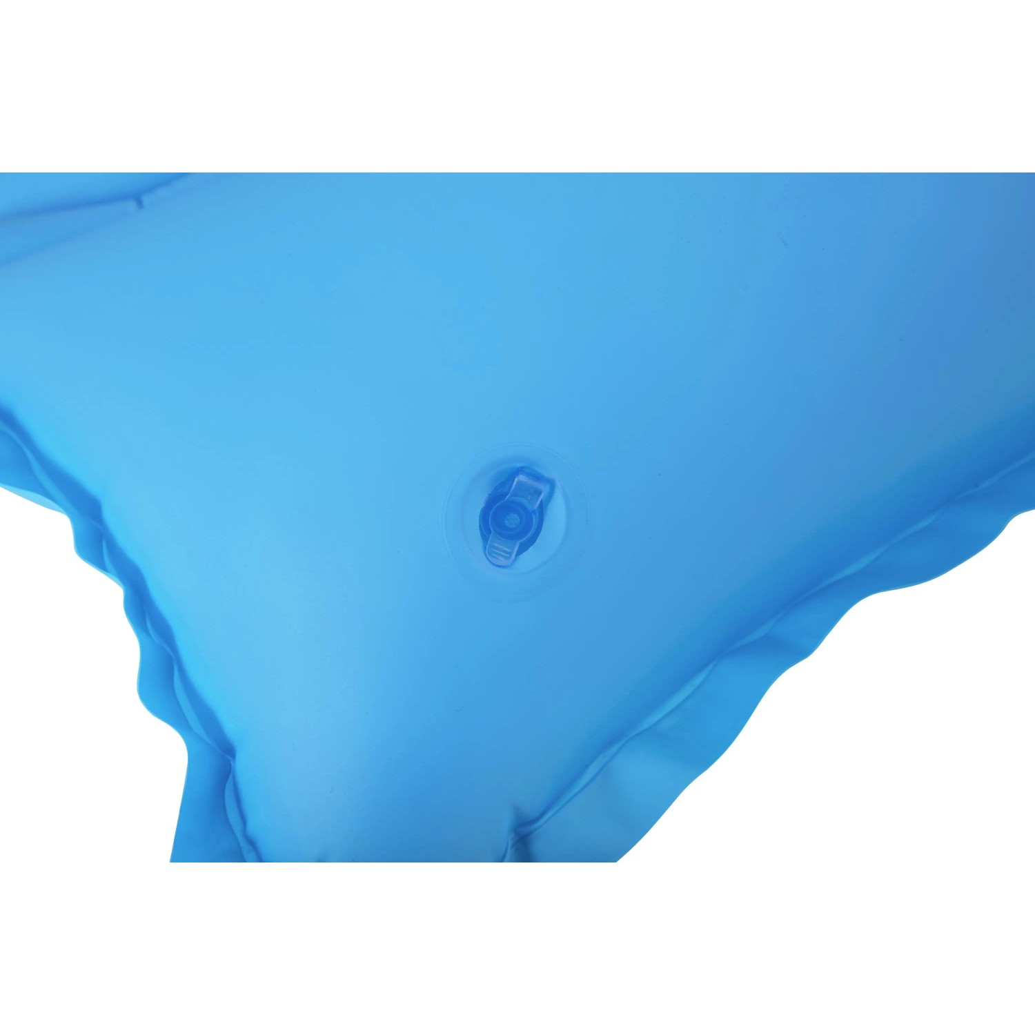 Detailaufnahme: Blaue Bestway Luftmatratze Float'n Roll mit Ventil.