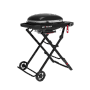 Schwarzer Weber Gasgrill Traveler Compact mit klappbarem Untergestell und Rädern.