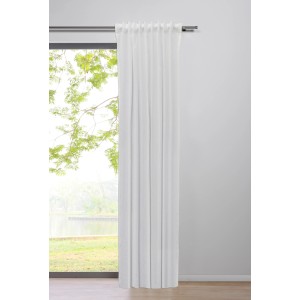 Weißer Mydeco Schlaufenschal Leinen, 245x135 cm, vor Fenster mit Ausblick.