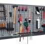 Hellgraue Küpper Lochwand, 60x120cm, mit Werkzeugen und Zubehör an den 3 Stahlblech-Elementen.
