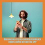 Mann steuert WiZ LED Lampe E27 per App. Smarte Glühbirne mit geringem Energieverbrauch.