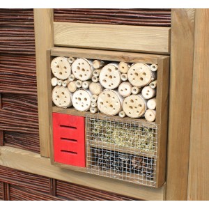 T & J Insektenhaus Labo-3D aus Weide, braun gebeizt, mit Füllmaterial für Insekten.