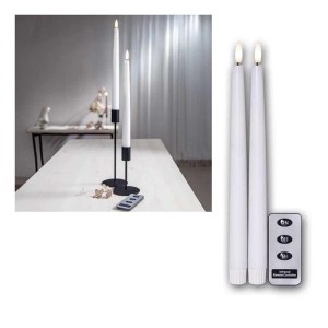 Weißes 2er Set LED Stabkerzen aus Echtwachs mit warmweißer 3D Flamme und Fernbedienung. Für stimmungsvolle Beleuchtung.