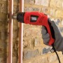 Black+Decker Heißluftgerät KX1693 (1.800 W) im Einsatz an Kupferrohr.