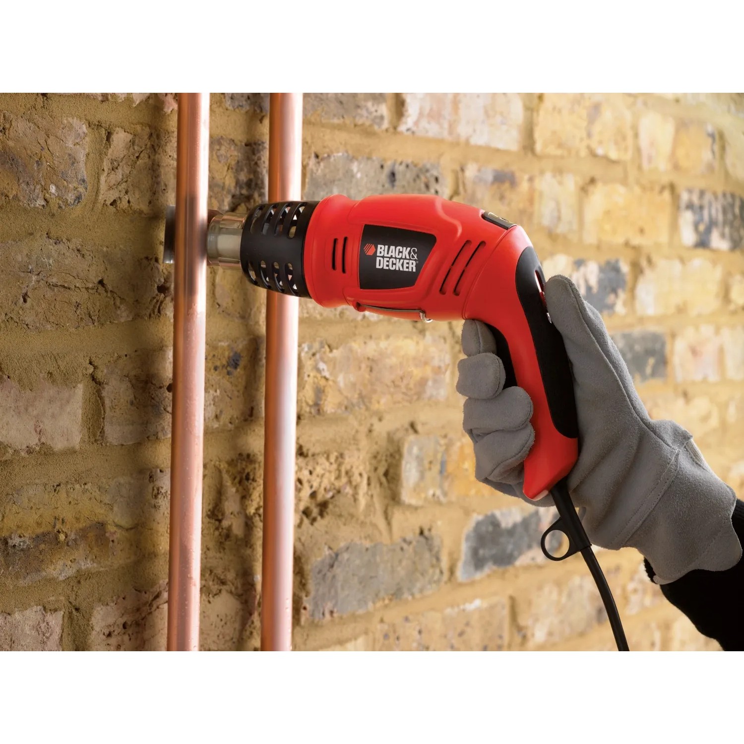 Black+Decker Heißluftgerät KX1693 (1.800 W) im Einsatz an Kupferrohr.