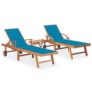 2er Set Teak Sonnenliegen mit blauem Kissen und Tisch. Gartenliegen aus Massivholz.