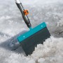 Gardena combisystem Stoßscharre 30 cm im Einsatz zum Entfernen von Eis und Schnee.