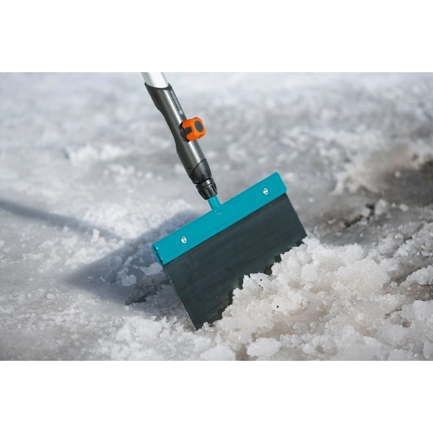Gardena combisystem Stoßscharre 30 cm im Einsatz zum Entfernen von Eis und Schnee.