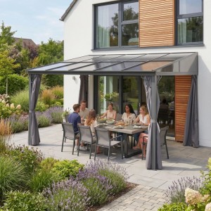 Freistehender Alu Pavillon 3x4m mit transparentem Dach, grauen Seitenwänden. Menschen genießen Essen auf Terrasse im Garten.