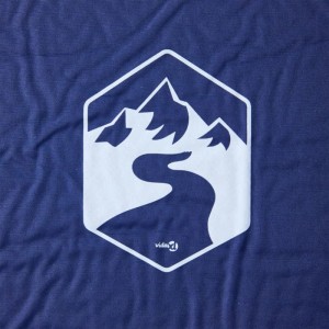 Detailaufnahme der marineblauen, selbstaufblasenden Isomatte von vidaXL mit Berg- und Fluss-Logo.