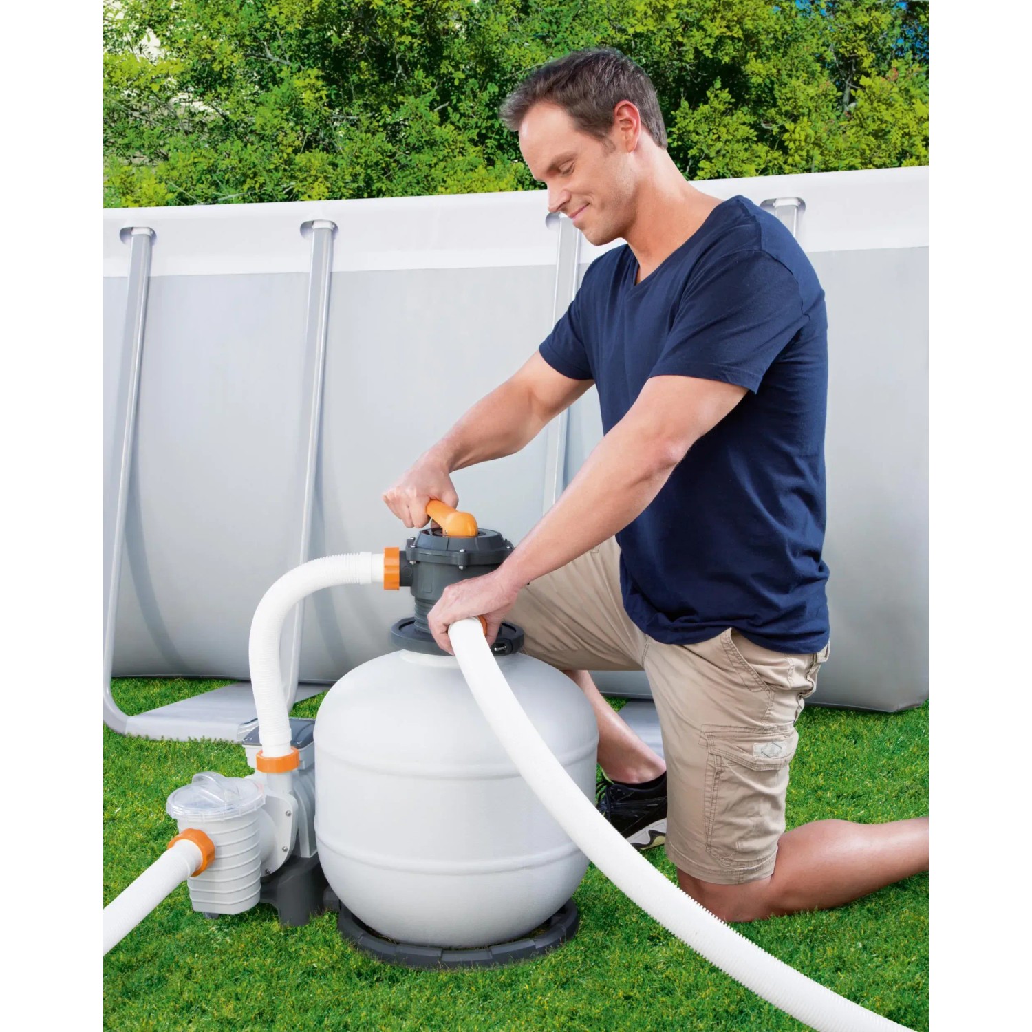Bestway Flowclear Sandfilteranlage im Einsatz am Pool. Poolfilter mit Zeitschaltuhr.