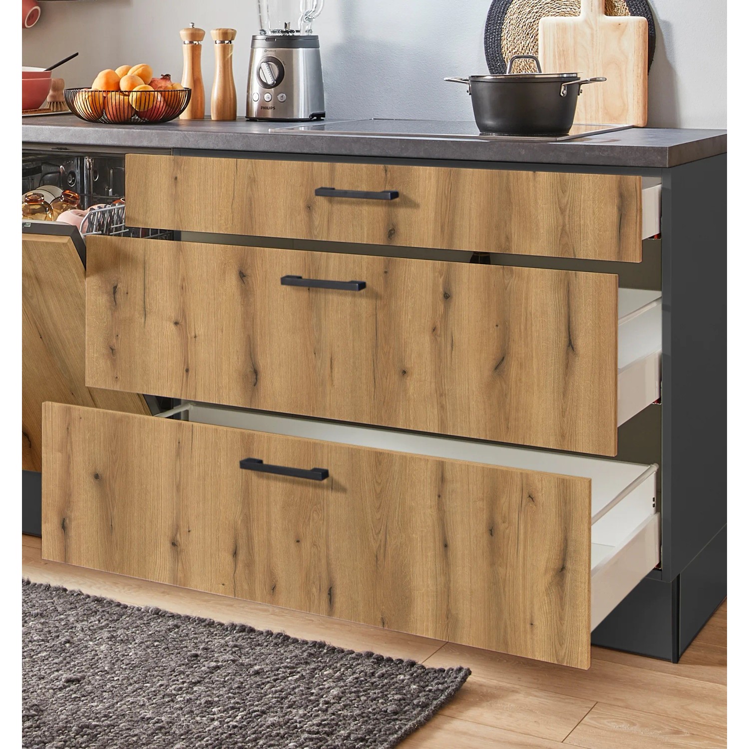 pino Küchenzeile 250 cm Evoke Eiche mit offenen Schubladen und schwarzen Griffen.