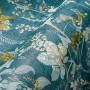 Blau-petrolfarbene Blumentapete mit floralem Muster in Gelb und Grün.