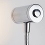 Detailaufnahme: Silberne LED Bettleuchte mit flexiblem Schwanenhals. Nachttischlampe für angenehmes Leselicht.