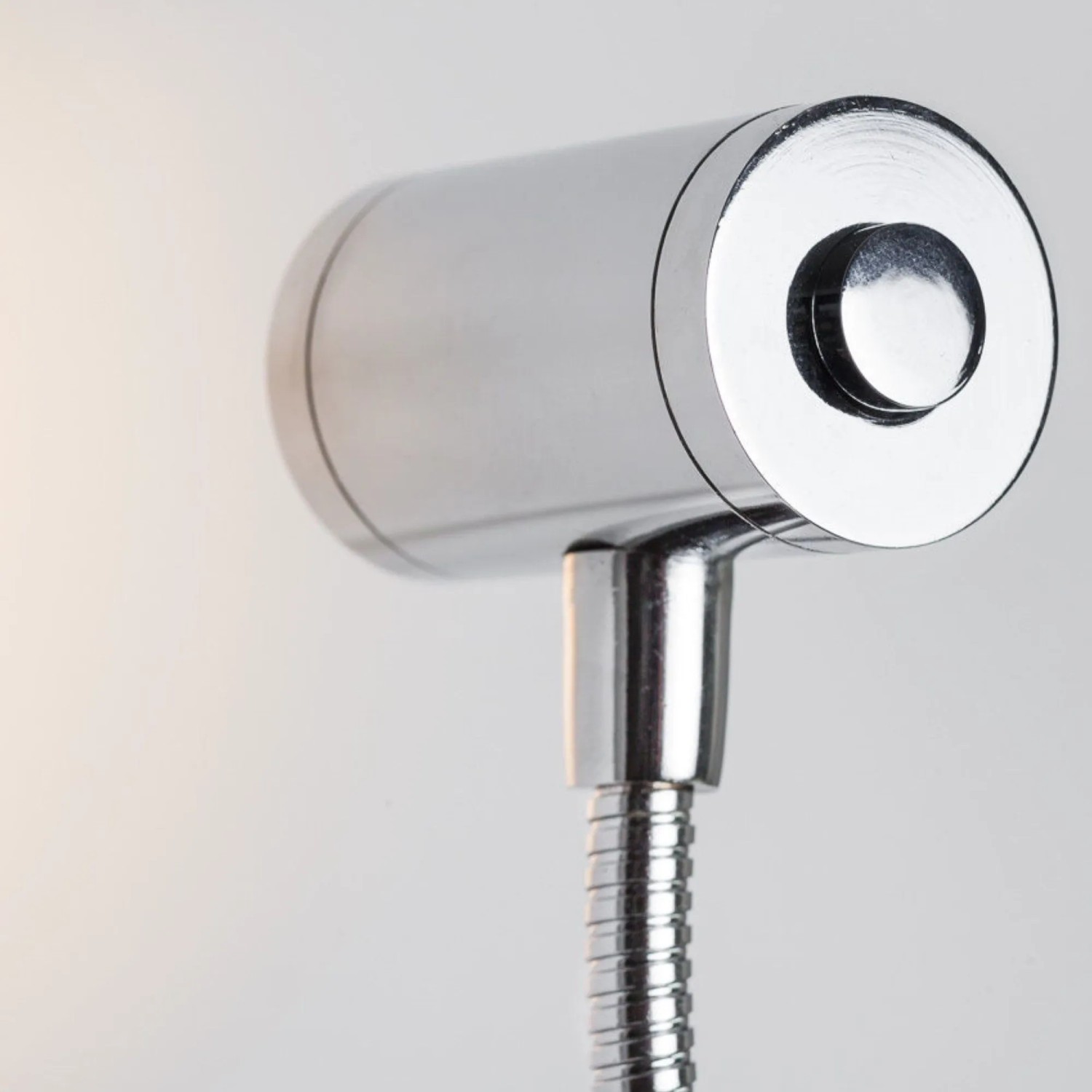 Detailaufnahme: Silberne LED Bettleuchte mit flexiblem Schwanenhals. Nachttischlampe für angenehmes Leselicht.