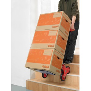 Pro-Bau-Tec Treppensteiger Sackkarre mit beladenen Umzugskartons auf Treppe.