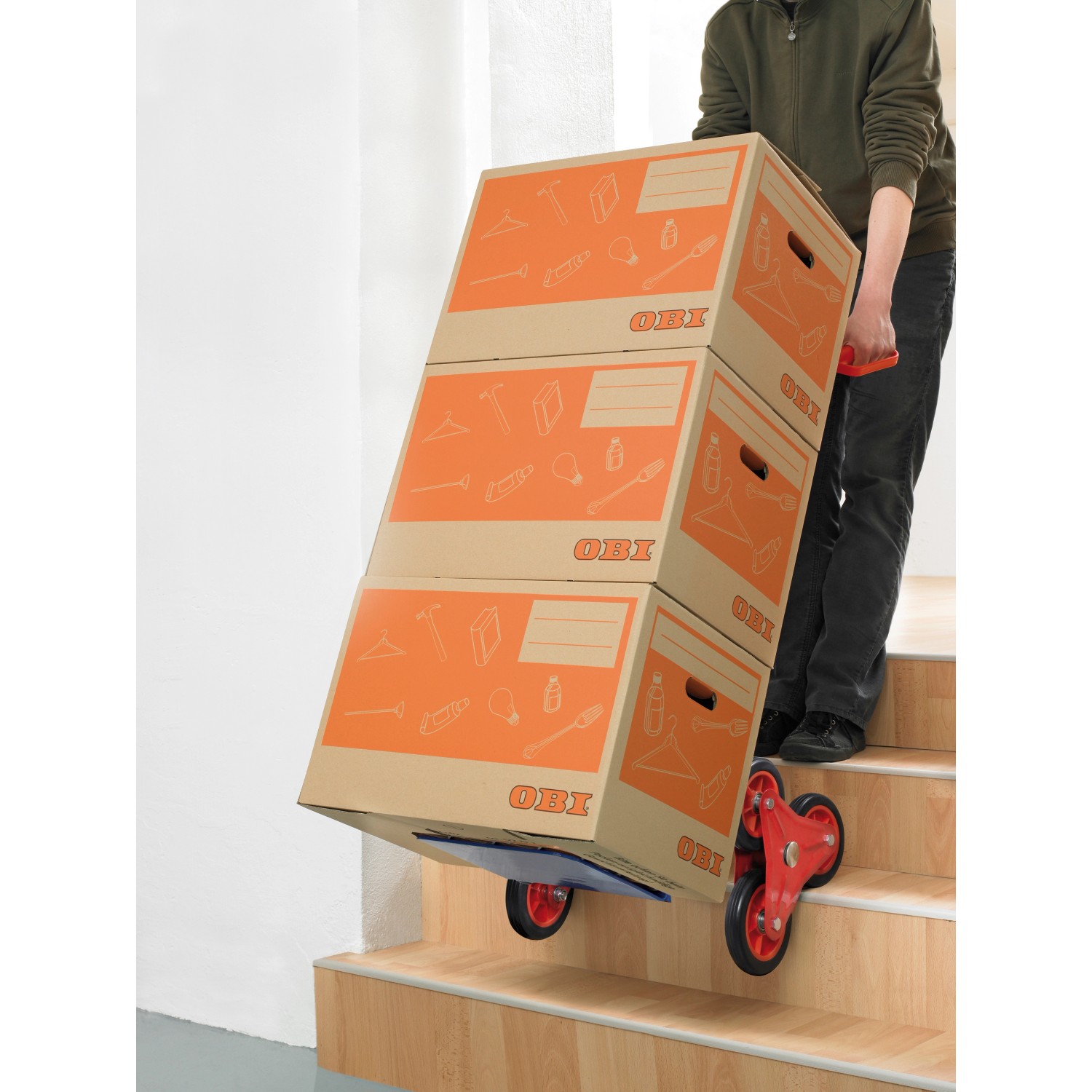 Pro-Bau-Tec Treppensteiger Sackkarre mit beladenen Umzugskartons auf Treppe.