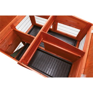 Innenansicht des braunen Trixie Kleintierstalls Natura XL mit 2 Etagen und herausziehbaren Wannen.