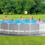 Grauer Intex Frame Pool (Ø 610 cm) mit Familie im Garten. Ideal für Badespaß im Sommer.
