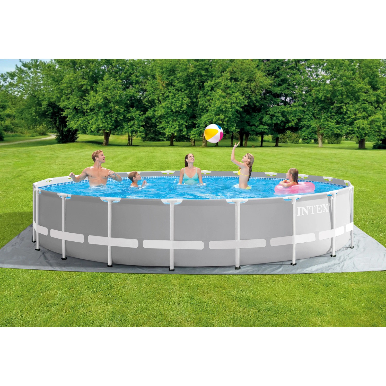 Grauer Intex Frame Pool (Ø 610 cm) mit Familie im Garten. Ideal für Badespaß im Sommer.