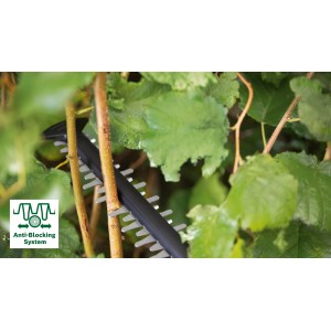 Bosch UniversalHedgeCut 60 Elektro-Heckenschere im Einsatz beim Schneiden von Ästen.