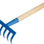 Hand-Rechen mit Holzstiel und sechs Zinken aus blauem, pulverbeschichtetem Stahl.