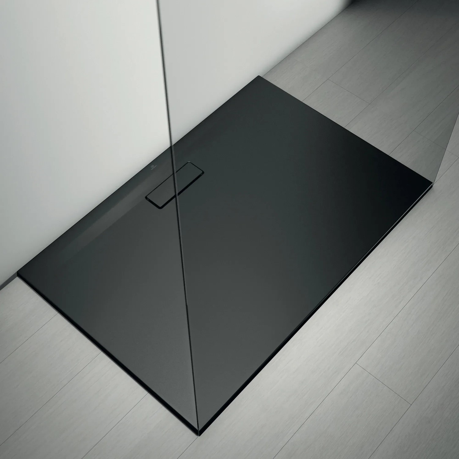 Rechteckige, schwarze Ideal Standard Duschwanne Extraflach 120x80 cm im Badezimmer.