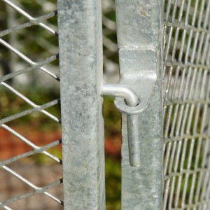 Detailansicht Metallkomposter: Streckmetall und Verschlussmechanismus.
