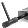 Detailansicht des Wiltec Maschinenschraubstocks aus Gusseisen: Spannmechanismus mit gerändeltem Griff und Spindel.