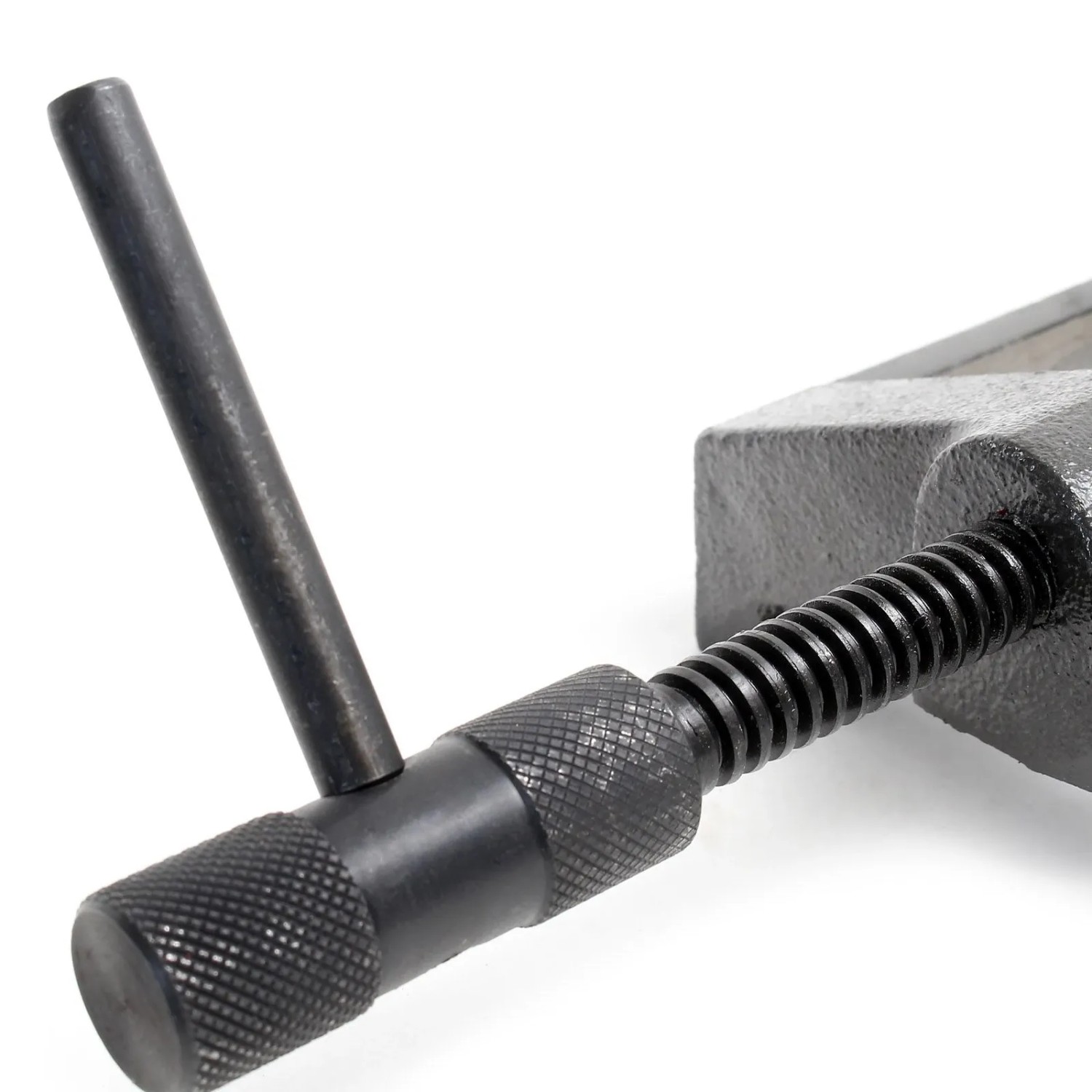Detailansicht des Wiltec Maschinenschraubstocks aus Gusseisen: Spannmechanismus mit gerändeltem Griff und Spindel.