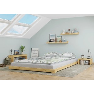 Überlanges Kiefer Massivholzbett 140x220 mit Rollrost, bodennah im Schlafzimmer.