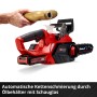 Einhell Akku-Kettensäge: Öl wird in die rote Kettensäge gefüllt.